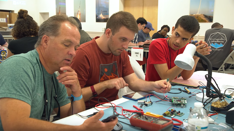 Tim Sichler教授和学生Pablo Franco Almonte与队友Christopher Handgis一起测试有效载荷传感器